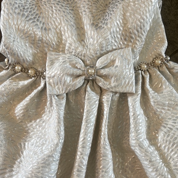 American Princess girls sleeveless dress with pearl detail and tie in the back. - Picture 5 of 8